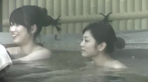 HD-Video von einer japanischen Putzfrau, die im Freien badet