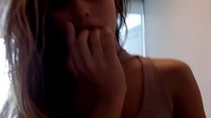 Gadis remaja masturbasi di kantor ibunya di depan kamera