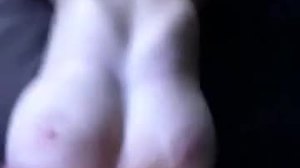Amaterska tinejdžerka sa fetišom stopala skida se i puši prste
