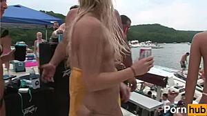 Remaja berpakaian bikini menggoyangkan pantatnya di tempat awam