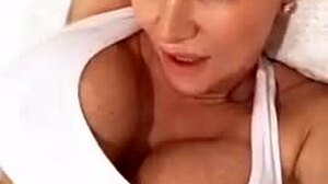 索菲·詹姆斯,终极健身房淫乱女,展示她的大股和紧致的阴道