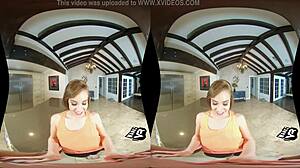 Virtuális valóságos pornó egy apró, barna tinivel a konyhában