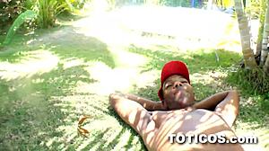 מציצה בין גזעית מהנערה הדומיניקנית על הדשא בסרטון בן 18 שנים