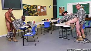 Video HD de jóvenes gays en el ejército jugando solos
