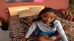เด็กสาวแอฟริกัน Skylar Dupree ได้รับการยืดหีของเธอ
