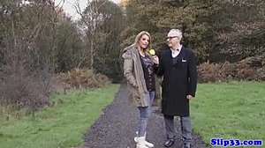 Vídeo HD de uma adolescente europeia sendo enrabada por um homem velho