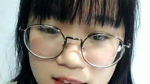 O elevă coreeană sexy într-un costum cosplay se arată pe webcam