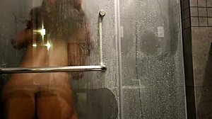 Amatörpar njuter av hardcore anal och oralsex på badrummet