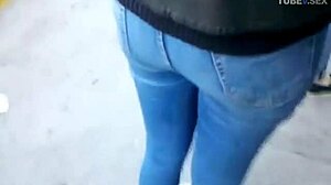 Aksi anal softcore dengan gadis kurus dalam celana jeans