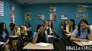 हॉर्नी स्कूली छात्राओं का एक समूह अपने शिक्षकों की मर्दानगी को पूरा करता है