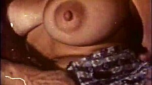 Seorang wanita berambut pirang dengan punggung besar menjilat payudara dan vaginanya oleh seorang lelaki dengan sidebur panjang dalam video porno klasik