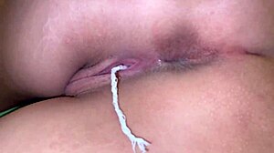 Aproape de corpul perfect al Irinei și clitorisul ei în timp ce se masturbează