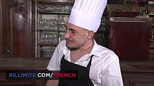 Francuski szef kuchni daje zmysłowy blowjob oszałamiającej tancerce