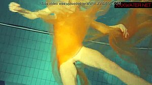 Amatérka Nastya ukazuje své sexy tělo v bazénu