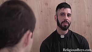 Kuuma homo-teini saa piiskaa ja pannaan papin toimesta