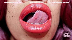 Ebony Lippen und Zungen in einem Mundfetisch-Video mit Rosie Reed