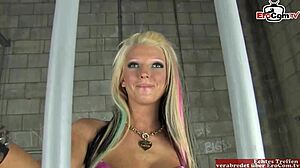 18-летняя блондинка с маленькой грудью жестко трахается в тюремной камере