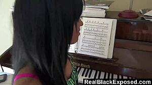 La adolescente negra Tila Flame provoca con sus pechos firmes y su culo apretado en video HD