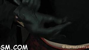 La bomba morena se enfrenta a un juguete sexual de cuero en una escena BDSM hardcore