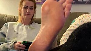 सेक्सी गेमर लड़की को एक परिपक्व महिला द्वारा उसके पैरों की मालिश और पूजा की जाती है