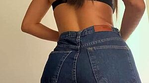 Sinnlig latinamerikansk fru visar upp sina kurvor i jeans på köpcentret