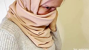 Fata musulmană este futută de un bărbat arab în public