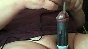 Dolorosa experiencia BDSM con tortura de polla y bolas y bondage