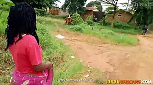 POV video z napaloną afrykańską sprzątaczką z dużą dupą i naturalnymi piersiami