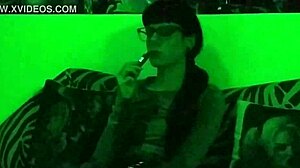 Euroopan teini Beth kinky tupakoimalla ja tupakalla HD-videossa