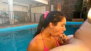 Action de gorge profonde dans la piscine avec un vrai couple argentin