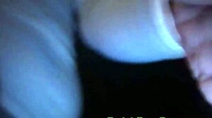Blízky záber piercingu priateľky a hry s jej guličkami v domácom videu