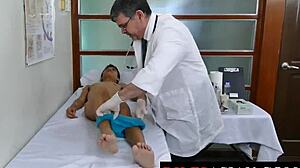 נער אסיה חובבנית מקבל ליקוק בתחת ומזדיין על ידי רופא מבוגר