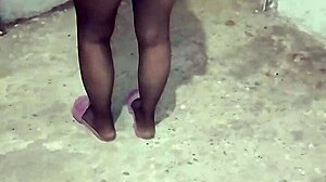 Turkkilainen tyttö käyttää jalkojaan kotitekoisessa videossa