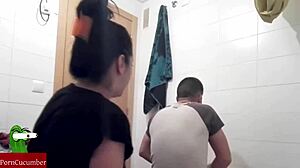 トイレでの荒々しいゲイセックス: 熱くて粘着性の出会い
