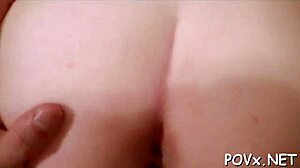 छोटे स्तन वाली लड़की हार्डकोर सेक्स में गीली और जंगली हो जाती है।