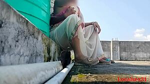 אישה אסייתית מקבלת מכות כלבית קשות בחוץ
