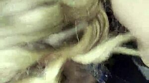 Amatérská blondýnka si nechává naplnit ústa spermou
