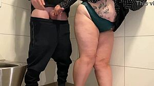 Длакава МИЛФ мастурбира у јавном тоалету