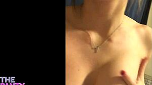 Piszkosul beszélő tini könyörög az orgazmusért a házi videóban