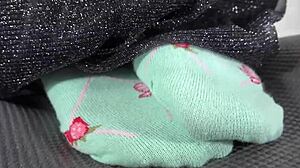 Fußfetisch und Kitzeln: Die Füße einer Frau werden gefesselt und gekitzelt