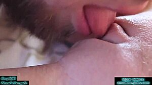 Casais amadores close-up cunnilingus leva a um orgasmo feminino intenso