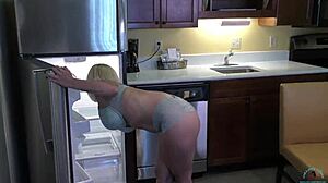 Сара Ст. Цлаирс показује своје велике сисе и вештине пушења у кухињи