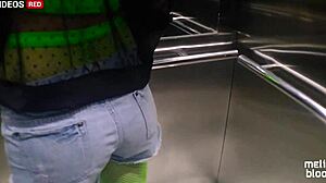 Salope brésilienne se fait tailler une pipe dans un ascenseur d'hôtel