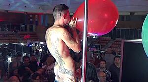 Casal explora fetiche por balão em público enquanto se envolve em atividade sexual