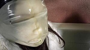 Mummificazione e bondage in un video fetish in pelle