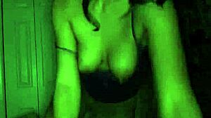 Lepa Sara Luv uživa v brezplačnem oralnem seksu v tem amaterskem porno videu