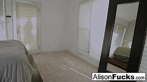 نجمة البورنو ذات الثدي الكبير أليسون تايلر تستمتع باللعب بمفردها