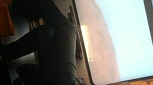 Cámara oculta captura las MILFs israelíes provocando sus pies en el tren