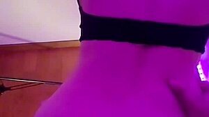 Uitați-vă la un influencer argentinian uimitor cum își arată fundul și pizda perfectă într-un videoclip filtrant