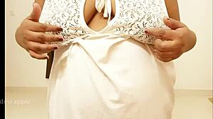 Une femme de ménage indienne aux courbes généreuses révèle son ample poitrine